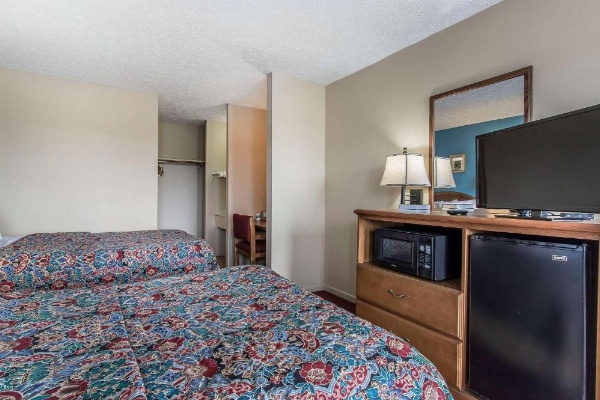Rodeway Inn image 15